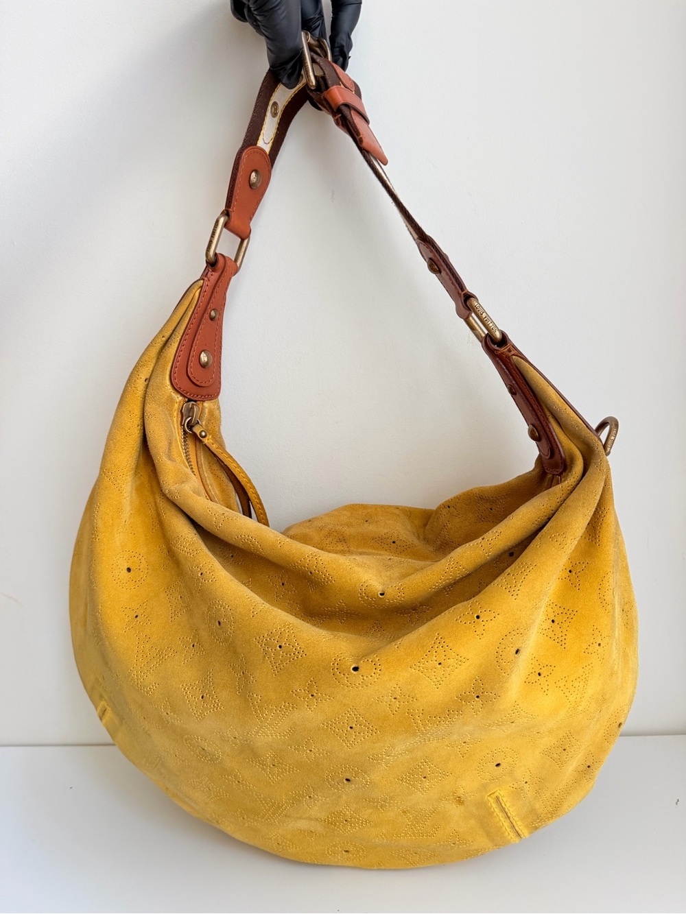 Authentic Louis Vuitton Mahina Onata Hobo Shoulder Bag - Picture 4 of 16